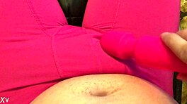 Vibratör Kısa Şortumda Sikimi Titretmeye Başladı.