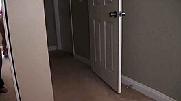 Доведена сестра Брин Джей записва няколко лични секс касети със заварения брат тайно