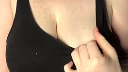 أضرب صدري الكبير بقوة على الطاولة!