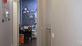 والدي بالتبني يسيطرون علي بحب صارم وتحكم