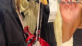 Aventura pública de novias adolescentes en el centro comercial.