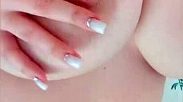 يا رجل، أنا متحمسة جداً ألعب بحلماتي الكبيرة ووالدي ينامون قريباً - LuxuryOrgasm