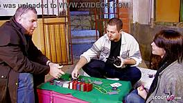 Μικρή κοπέλα Aris Dark χάνει στοίχημα. Σεβάζει για σκληρό χτύπημα από τεράστια πούτσα.