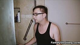 Duşta Genç 18+ Üvey Kızkardeşimi Sertçe Siktim! Ne Heyecan!