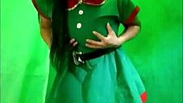 सौतेपिता गुस्से में है, तो मैंने उसे खुश करने के लिए सेक्सी एल्फ के रूप में होममेड पॉर्न भेजा!