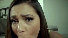 Mlada 18+ rjavolaska pastorka, uh, sesa bratov ogromen kurac za denar, veš?