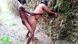 Dam i skogen frågar: Behöver hjälp med min stora kuk?