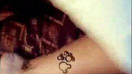 Lupita, žena mojega najboljšega prijatelja, se sleče v spodnje perilo za divji trosome. Prosila nas je, da jo trdo vzamemo.