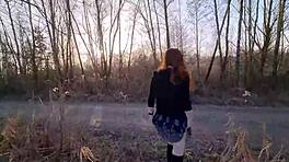 रेडहेड टीन 18+ जर्मन वुड्स में पहली बार आउटडोर्स स्ट्रिप्स