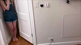 नर्डी स्टेप सिस्टर्स मेलोडी मार्क्स और थियोडोरा डे एलेक्स एडम्स के साथ सेक्स एक्सप्लोर करती हैं