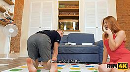 Απίστευτο! Τύπος παίζει Twister και του γλείφουν τον κώλο η κοκκινομάλλα κοπέλα στο Rim4k!