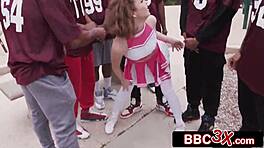 स्लट्टी चीरलीडर सात बीबीसी स्टड्स को वाइल्ड बेडरूम में लेती है