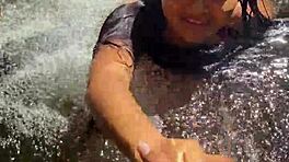 Seks Liar di Hutan Kolombia dengan Gadis Asing di Sungai