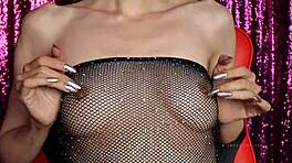 Wow! Piccole tette naturali in rete da pesca ipnotizzano la padrona italiana. Adora la dea Sweet Lucifer ora!