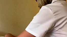 Depiluju klientovi obří tyč, pak šuká mou asistentku