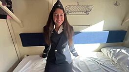 Соблазнила проводника в поезде для быстрого перерыва на еблю