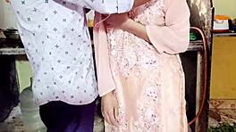 Desi Sali drażni swojego Jiję, aż spuszcza się na jej cycki, chcesz zobaczyć?