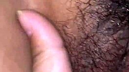 Кремавата путка на латино приятелката капе мокра от интензивно пръстене