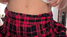 Caliente estudiante de 18 años invita a compañero a follar solos