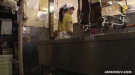 日本人ウェイトレス三美あすか、レストランで激しく指マン！🍴🔥