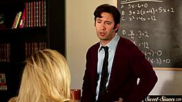 漂亮继妹被继兄各种骑乘姿势操