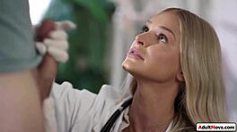 La docteure aux gros seins se fait lécher et rimmer par son patient à l'hôpital