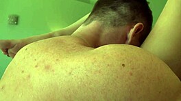 בלונדינית טין 18+ מצלמת זיון גולמי בחדר עם אב חורג קלי סרפר