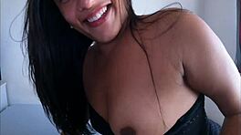 嘿，看看年轻变性人Alana那个巨大漂亮的屁股！🍑