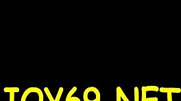 Ez a csaj nem bírja ki, hogy dörzsölje a nedves puncáját, vágyik a nyers akcióra