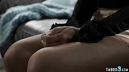 Послушната гърдеста бавачка Adria Rae се съблича и си пръсти тесния балонест задник