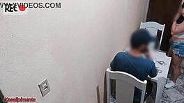 Oye, ¿por qué esa chica joven 18+ quería sexo en mi bar bajo la lluvia?