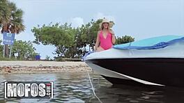 Oliver Flynn pickt Kenzie Madison für öffentliches Schwanzlutschen draußen auf