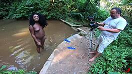 La belle Bruna Black pose sexy pour photos et vidéos au bord du ruisseau avec Binho Ted