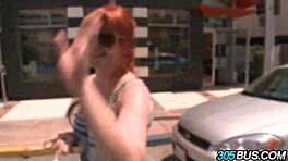 Млади като Стейси Хопкинс се гмурват в див автобусен тризом. Публично действие се разгръща бързо.