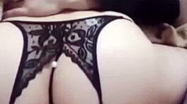 Rakkauden lintu prinsessa tuntee veljen avun intiimissä hetkessä.