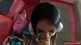 Ladyboy colegiala Nan, 18+, chupa fuerte para facial desordenado