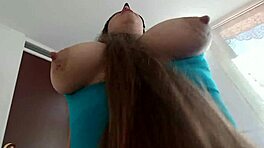 veronikavonk bujna najstnica 18+ pleše in se sleče za fantovim najboljšim prijateljem z raztrganimi oblačili