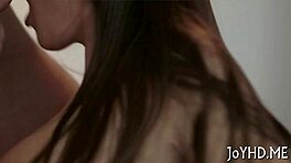 يا، شوف هذه المراهقة الأنيقة 18+ تُغرز على زب سميك!