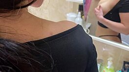 Podglądam wielkocycą macochę w łazience, nie mogę przestać się masturbować