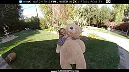 पेटाइट 18+ टीन ब्लॉन्ड कोको लॉवेलॉक वीआर पॉर्न एक्शन में जोर से स्क्रीम करती है