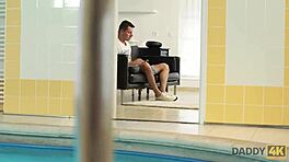 Daddy4k Teen 18+ opfylder sexønsker med gammel mand