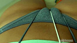 Masturbovala jsem s elastickým pruhem stahujícím mou latinskou kundičku