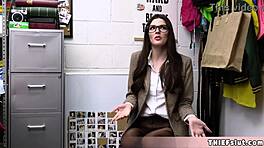 可愛いメガネブロンドアメリカンティーンが警官に万引き捕まる