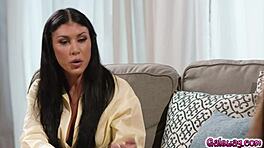 Eşleştirici Queenie Sateen genç Adria Rae ve Kimmy Kimm'i ateşli lezbiyen üçlü sikişe çevirir. Deli bir sikiş seansı!