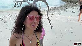 Jeg følte meg så vill da jeg fikk gullregn på det vakre ansiktet hennes på den offentlige stranden.