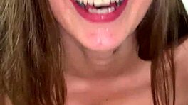 POV Deepthroat y Titjob de la tetona adolescente Stacy Cruz