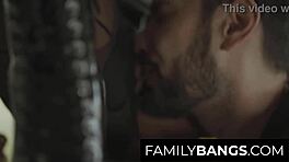 Фемилибенгс Ком ⭐ Бели очух свршава у уста црне пасторке Скарлит Скандал! 😲