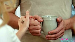 Мащеха Mandy Rhea споделя играчката с доведената си дъщеря Molly Little.