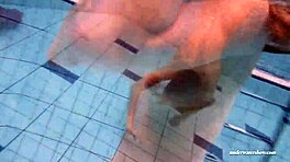 תראה את הציצים הגדולים הקשים קופצים בשמלה האדומה מתחת למים, היא אומרת, ליד הבריכה עם הברונטית הרוסית דונה בולטיהלו.