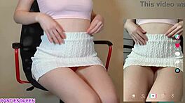 Nespodobna najstnica 18+ nenamerno pokaže obrito pičko na livestreamu, ups!